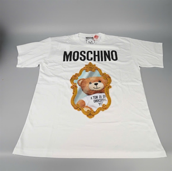Áo thun Moschino trắng in hình KG+
