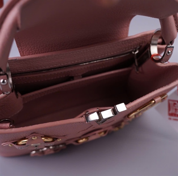 Túi LV Capu hồng đính hoa (AH2197) sz26 (HC)+