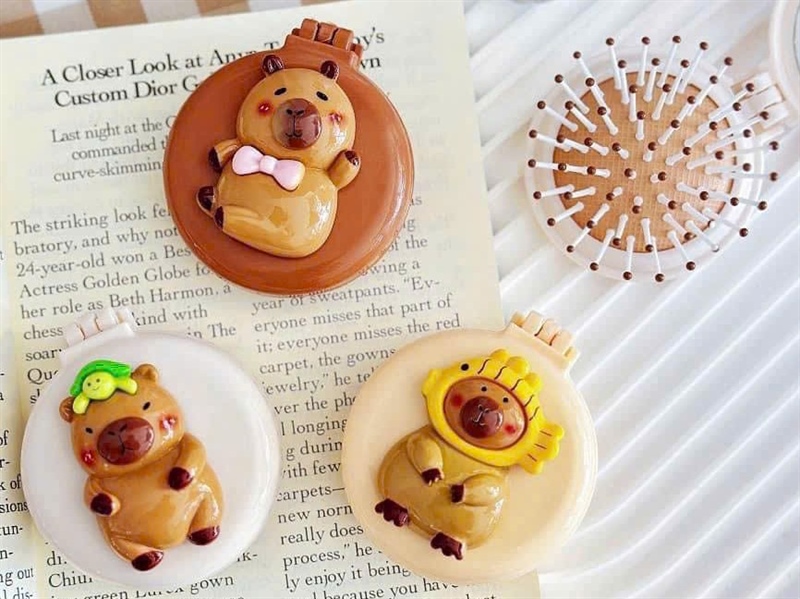 Gương tròn 2IN1 CAPYBARA + lược, CHARM NHỰA CỠ ĐẠI