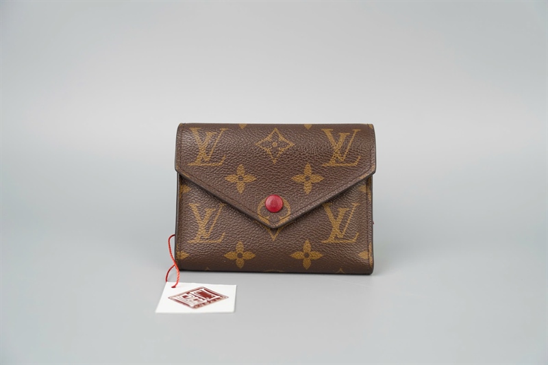 Ví LV hoa nâu gập 3 nút đỏ (LT) KG+