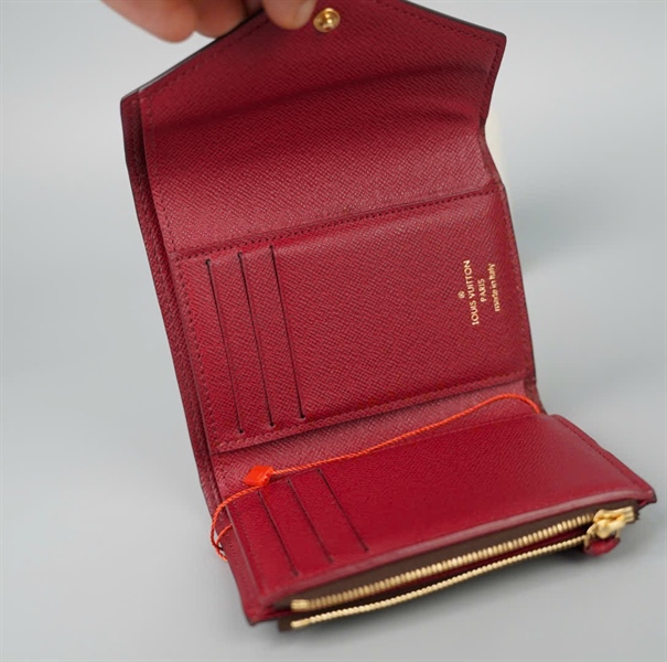 Ví LV hoa nâu gập 3 nút đỏ (LT) KG+