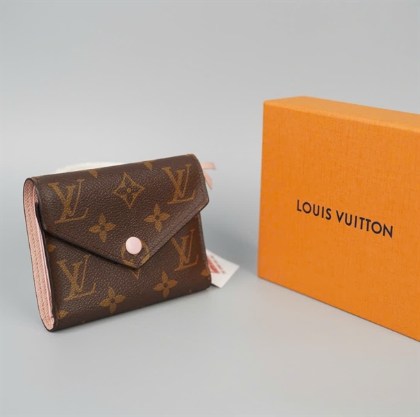 Ví LV hoa nâu gập 3 nút hồng (LT) KG+