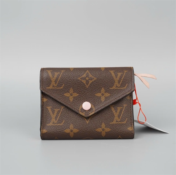 Ví LV hoa nâu gập 3 nút hồng (LT) KG+