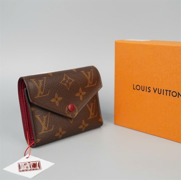 Ví LV hoa nâu gập 3 nút đỏ (LT) KG+