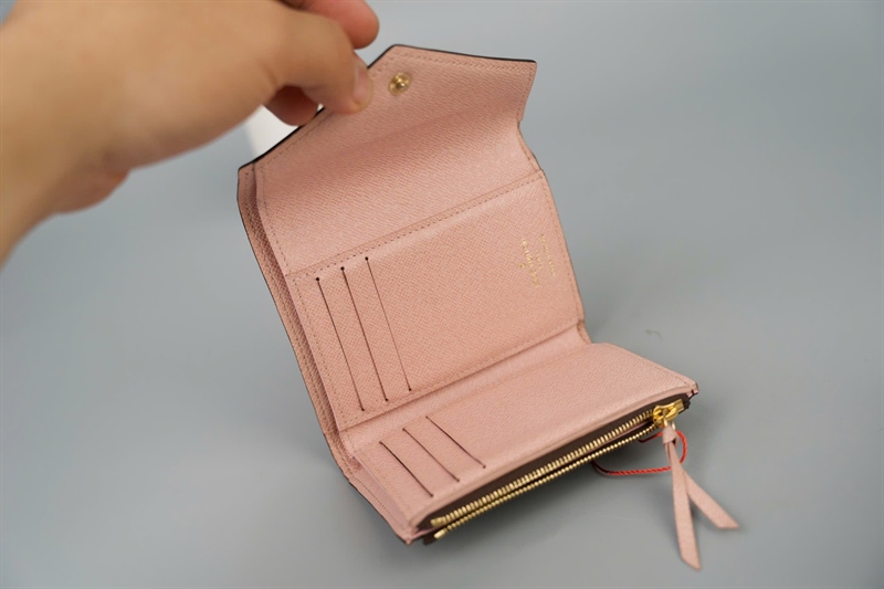 Ví LV hoa nâu gập 3 nút hồng (LT) KG+