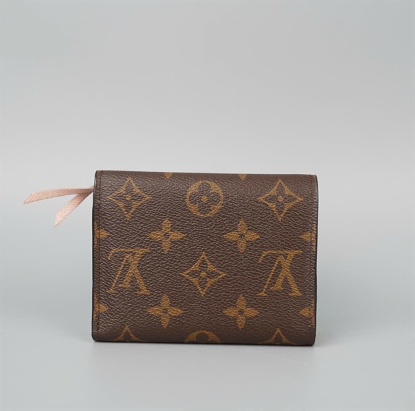 Ví LV hoa nâu gập 3 nút hồng (LT) KG+