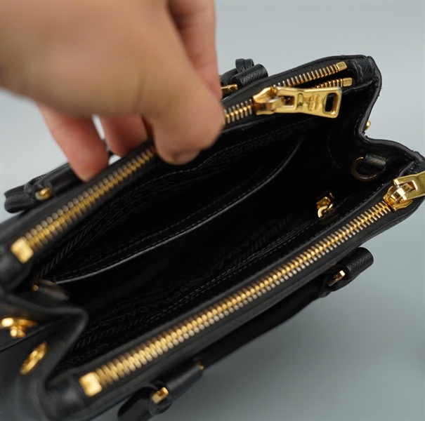 Túi Prada màu đen 2 ngăn zip sz20 (BQ) KG+