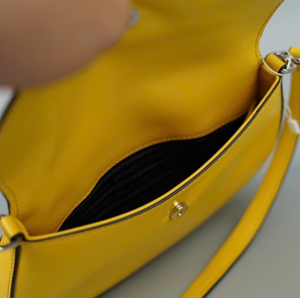 Túi Prada kẹp nách màu vàng (7/D) sz20 (BQ) KG+