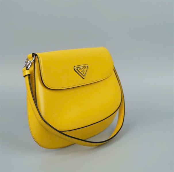 Túi Prada kẹp nách màu vàng (7/D) sz20 (BQ) KG+