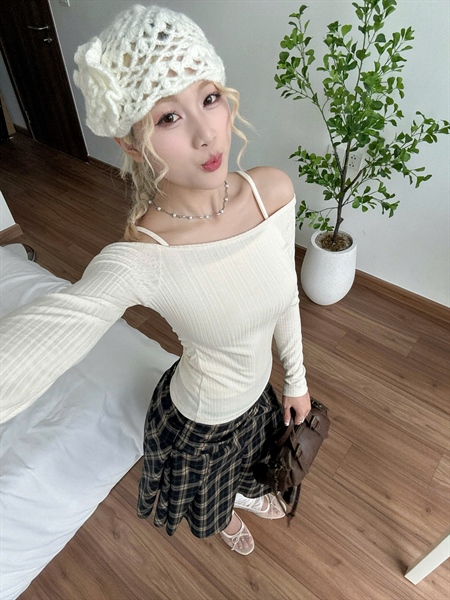 AREUM Set Áo Trễ Vai Tay Dài Phối Áo Hai Dây Autumn - Kem - M