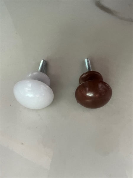 Nút tay nắm tủ trong trắng, nâu