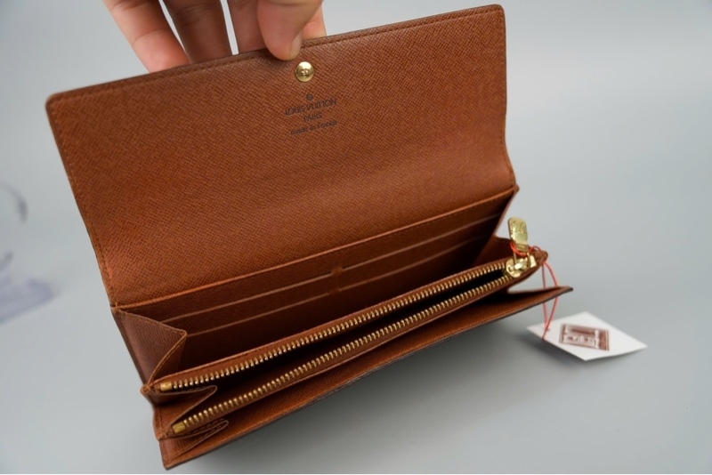 Ví LV hoa nâu nút vàng (LT) KG+