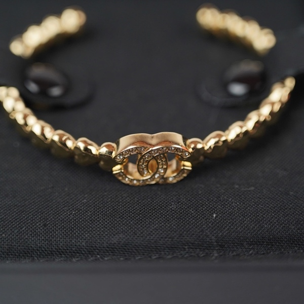 Vòng tay Chanel vàng logo đính đá KG+
