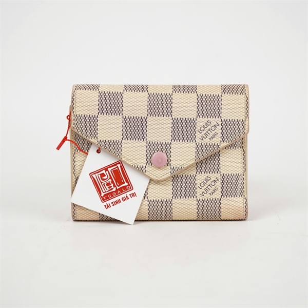 Ví LV gập 3 trắng nút hồng (PN) KG+