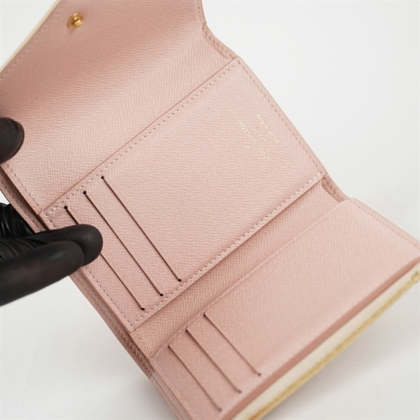 Ví LV gập 3 trắng nút hồng (PN) KG+