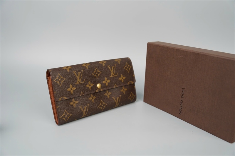 Ví LV hoa nâu nút vàng (LT) KG+