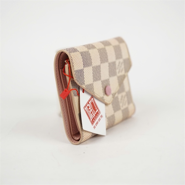 Ví LV gập 3 trắng nút hồng (PN) KG+