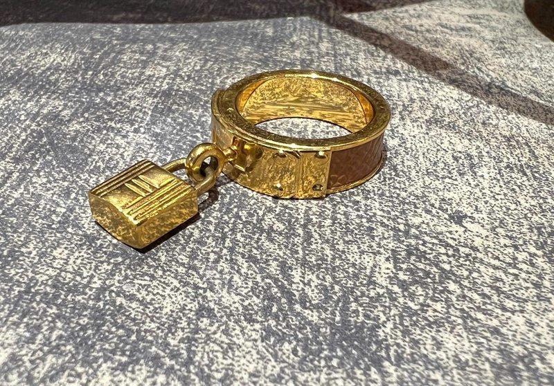 Nhẫn Hermes nâu có ổ khóa +