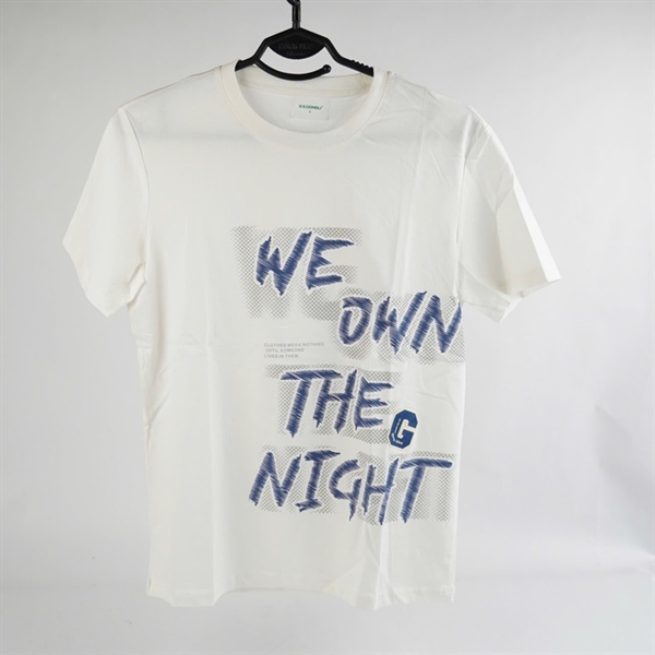 Áo thun trắng in chữ We own the night L KG+