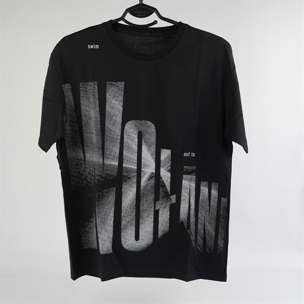 Áo thun đen cổ tròn in chữ L KG+