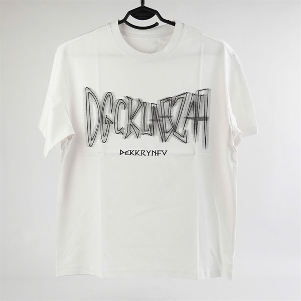 Áo thun trắng in chữ rối M KG+