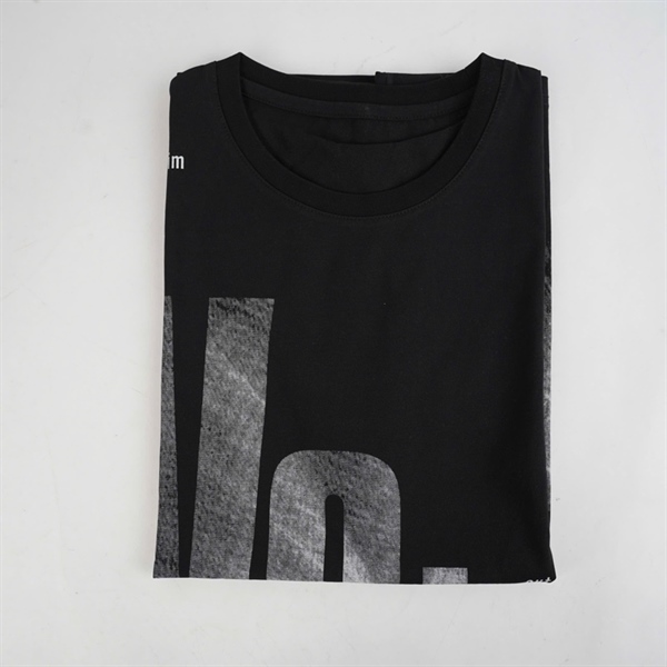 Áo thun đen cổ tròn in chữ L KG+