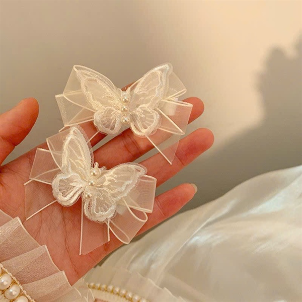 Nơ cài tóc nữ màu trắng kem đính hồ điệp nhỏ dễ thương ( set 2 cái )