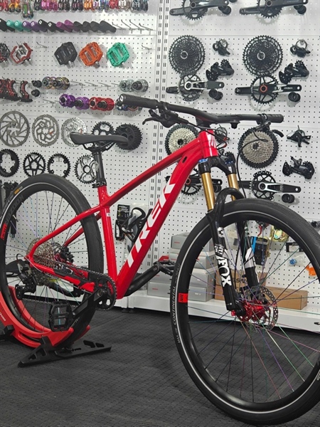 Xe Đạp MTB Custom Tem Trek ML7 Màu Đỏ cờ ( KH008573 - Anh Đồng)