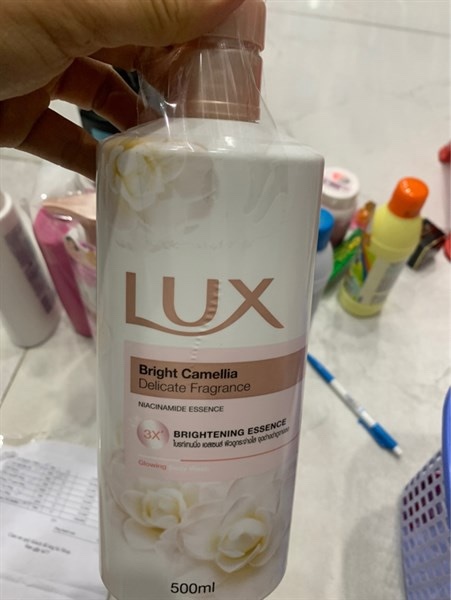 Sữa tắm Lux white impress whitening body wash 500ml-duoc-ban-tai-Tạp Hoá Thái Lan