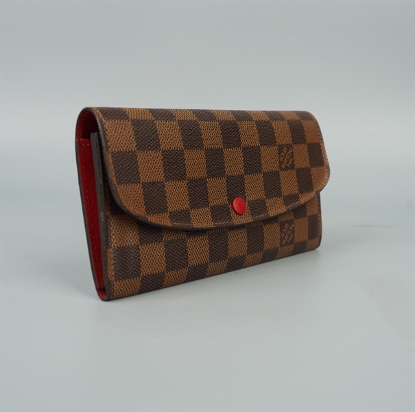 Ví LV ô vuông nâu có nắp nút đỏ +