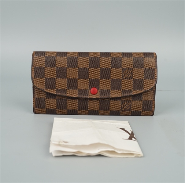 Ví LV ô vuông nâu có nắp nút đỏ +