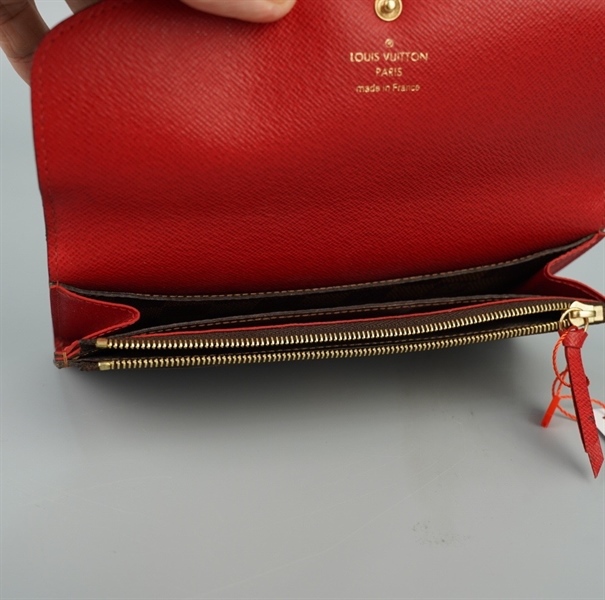 Ví LV ô vuông nâu có nắp nút đỏ +