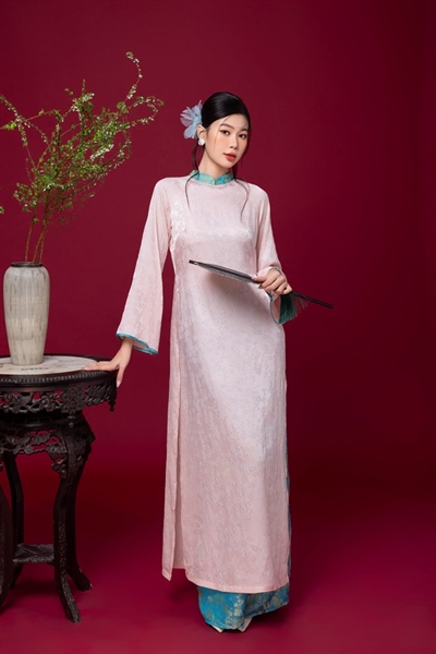 Áo dài suông tơ tằm phối cổ xanh dương