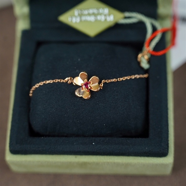 Vòng tay Van Cleef hoa đỏ (JC861071) (LN) KG+