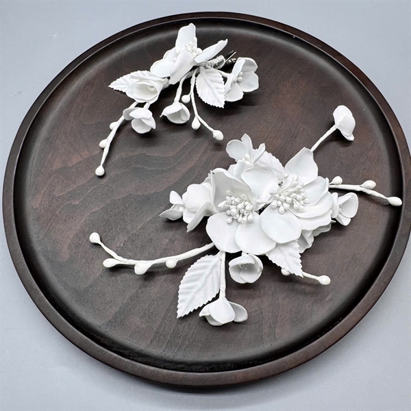 Cài tóc cô dâu hoa vải trắng mềm nhẹ nhàng cho cô dâu