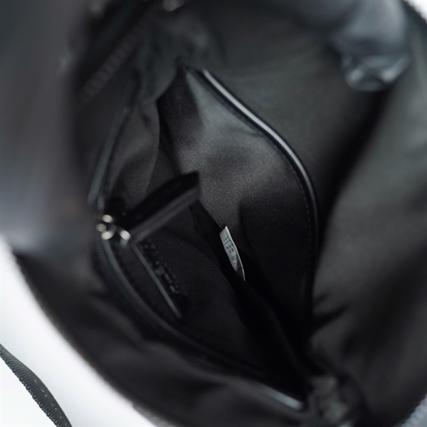 Túi Valentino đeo chéo đen sz20 KG+