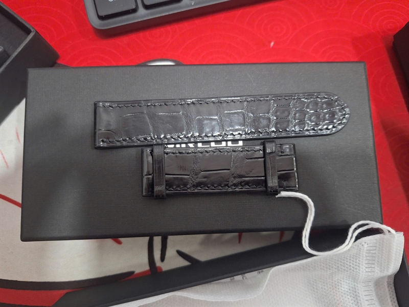 Dây đồng hồ đen da cá sấu +