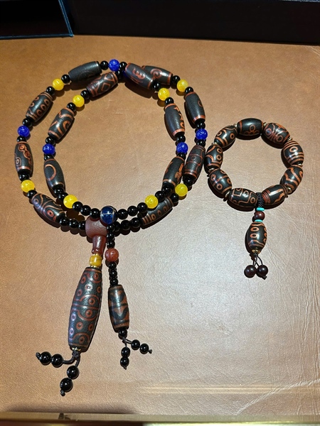 Chuỗi và vòng tay đá J +