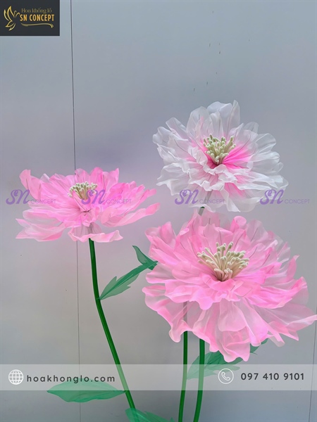 Cho thuê cụm 3 bông hoa voan và cỏ dưới chân