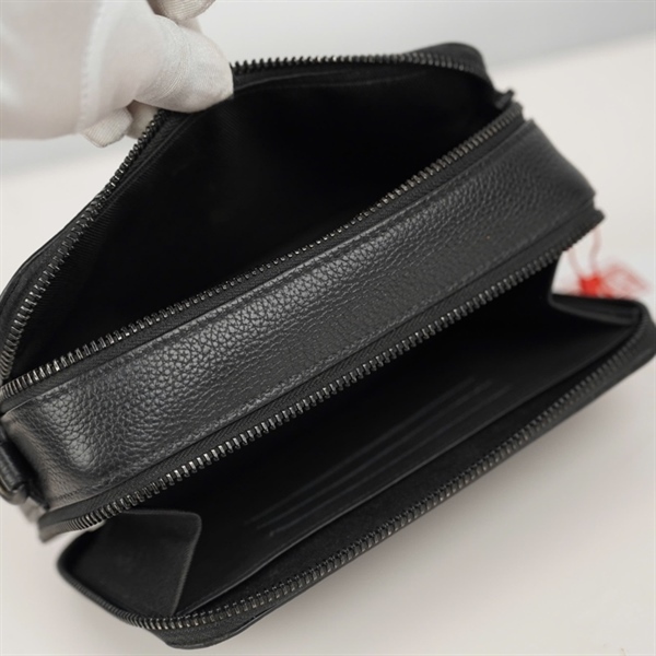 Túi LV đeo chéo đen in logo sz18 KG+