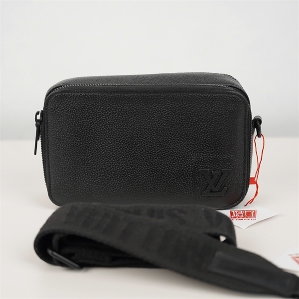 Túi LV đeo chéo đen in logo sz18 KG+