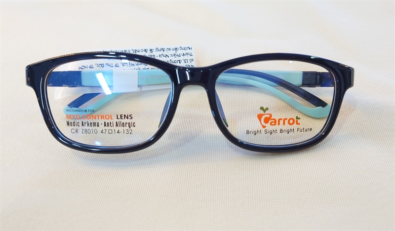 Kính Nhựa Carrot Z8010