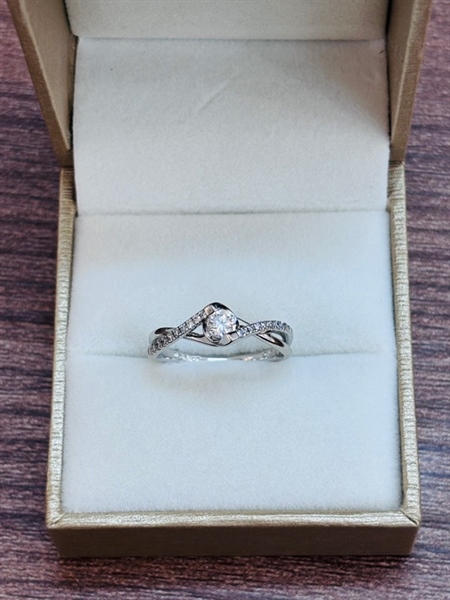 PT900-06 Nhẫn nữ bạch kim, đính kim cương thiên nhiên