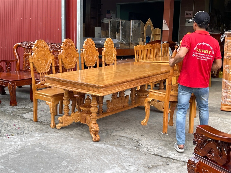 BÀN ĂN GỖ GÕ ĐỔ 8 GHẾ TƯỚNG CHÂN SƯ TỬ 1M1* 2M2 DÀY 3 PHÂN