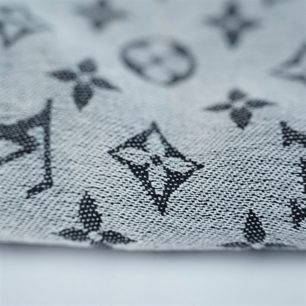 Khăn LV hoa xám kèm tag xanh (A-T) KG+