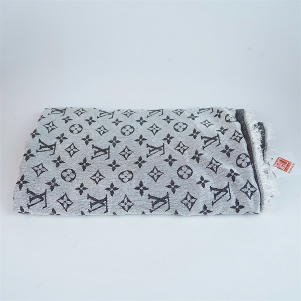 Khăn LV hoa xám kèm tag xanh (A-T) KG+