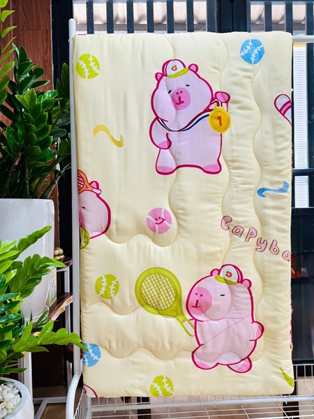 Bộ drap 4 món Tencel 60s họa tiết heo hồng nền vàng nhạt