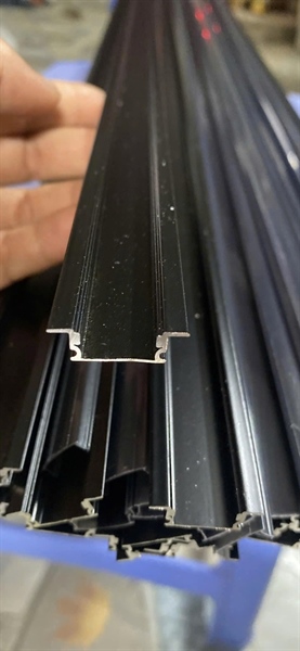 Nhôm âm màu đen nắp trắng dài 3m