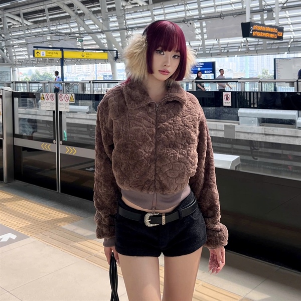 TWENTI Áo Khoác Lông Croptop - NÂU
