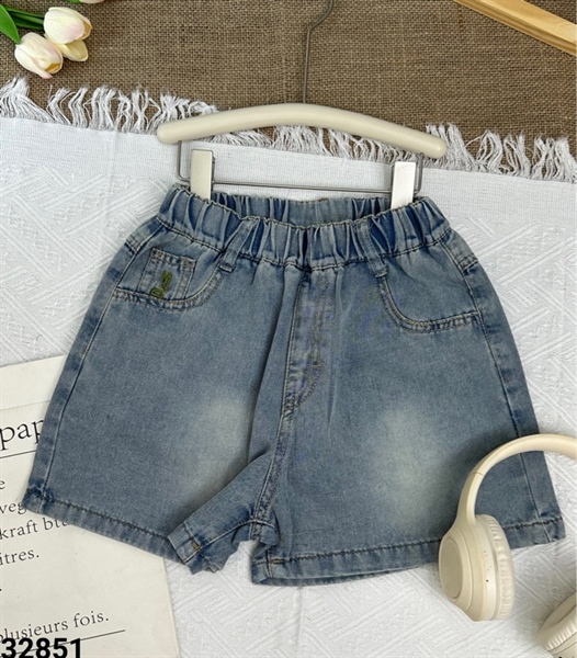 32851-Quần short jean thêu chữ MEO